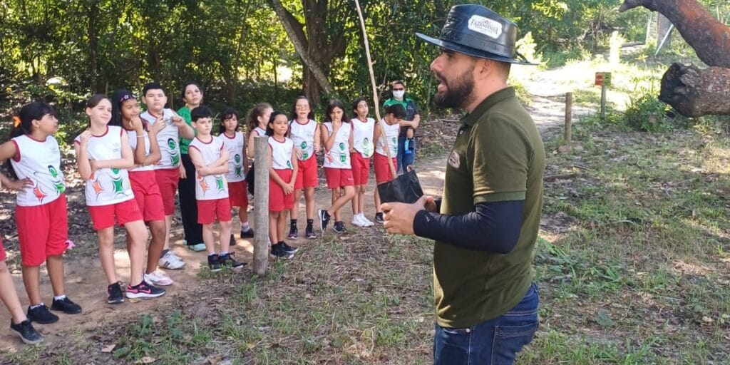 Grupo de alunos na trilha ecológica