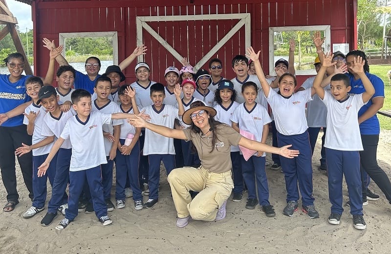 Laiza com a turma na visita escolar