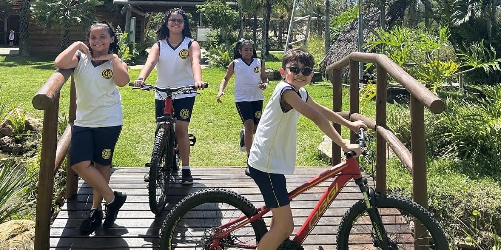 Alunos de bike e brincando no tempo livre